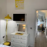 Dollar, The Bay, 2 Bedrooms With Ensuites, Parking For 2 Cars, 2 Small Dogs Welcome 펜션 *