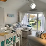 펜션 Dollar, The Bay, 2 Bedrooms With Ensuites, Parking For 2 Cars, 2 Small Dogs Welcome 파일리