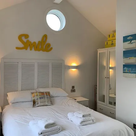 Sand Dollar, The Bay, 2 Bedrooms With Ensuites, Parking For 2 Cars, 2 Small Dogs Welcome 法利