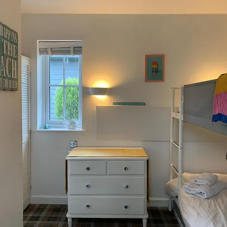 Dollar, The Bay, 2 Bedrooms With Ensuites, Parking For 2 Cars, 2 Small Dogs Welcome *