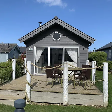 Dollar, The Bay, 2 Bedrooms With Ensuites, Parking For 2 Cars, 2 Small Dogs Welcome