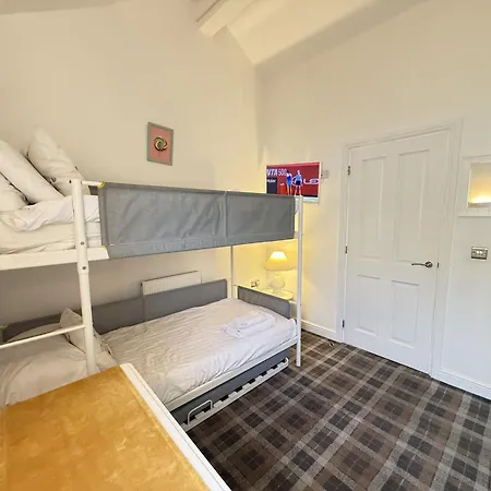 Dollar, The Bay, 2 Bedrooms With Ensuites, Parking For 2 Cars, 2 Small Dogs Welcome * Filey