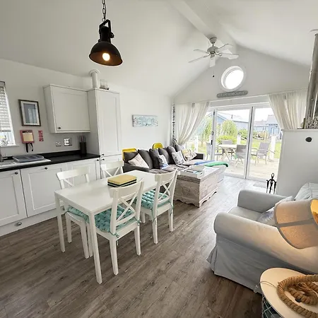 Dollar, The Bay, 2 Bedrooms With Ensuites, Parking For 2 Cars, 2 Small Dogs Welcome * Filey