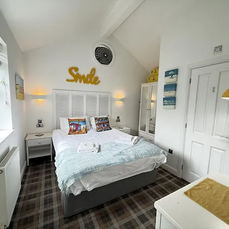 Dollar, The Bay, 2 Bedrooms With Ensuites, Parking For 2 Cars, 2 Small Dogs Welcome Dom wakacyjny Filey