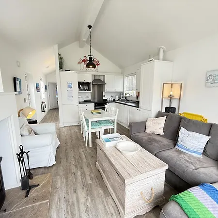Dom wakacyjny Dollar, The Bay, 2 Bedrooms With Ensuites, Parking For 2 Cars, 2 Small Dogs Welcome