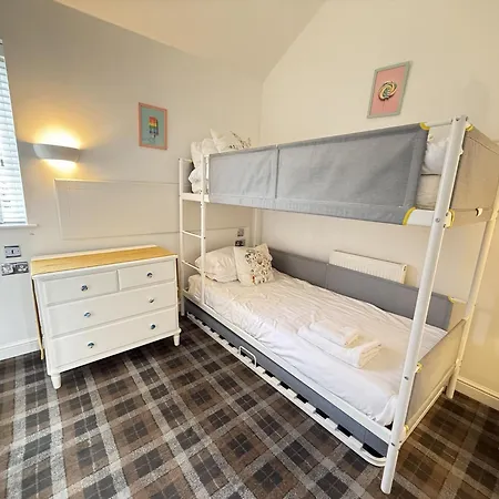 Dollar, The Bay, 2 Bedrooms With Ensuites, Parking For 2 Cars, 2 Small Dogs Welcome