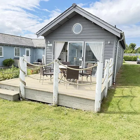 Dollar, The Bay, 2 Bedrooms With Ensuites, Parking For 2 Cars, 2 Small Dogs Welcome * Filey